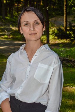 İş kadını portresi. Beyaz gömlekli, modaya uygun bir modelin portresi. .