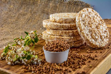 Diyet karabuğday kurabiyeleri. Pirinç tanecikleri, karabuğday ve yulaf ezmesi, kopyalama alanı yakınında farklı türde cips..