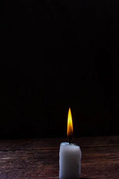 Isolieren Brennende Kerze Auf Dunklem Hintergrund Kerzenlicht Der Dunkelheit Als — Stockfoto