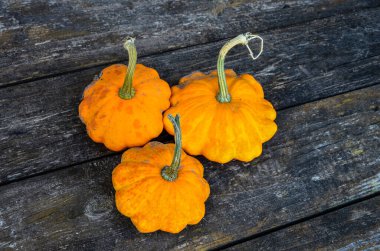 Sarı pattypan kabağı. Tahta masa üzerinde olgun sarı pattypan kabağı (cucurbita pepo). Satılık Pattypan kabağı .