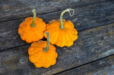 Sarı pattypan kabağı. Tahta masa üzerinde olgun sarı pattypan kabağı (cucurbita pepo). Satılık Pattypan kabağı .
