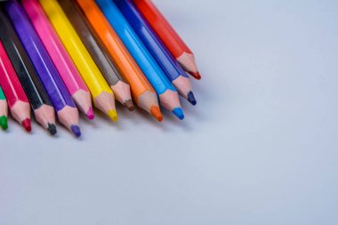 Çok renkli kalemler. Keskinleştirilmiş renkli kalemler. Dalga oluşturan renkli kalemler. Renkli kalemlerin bir görüntüsü..
