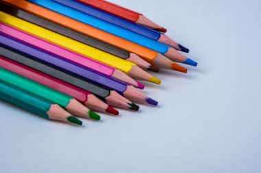 Çok renkli kalemler. Keskinleştirilmiş renkli kalemler. Dalga oluşturan renkli kalemler. Renkli kalemlerin bir görüntüsü..