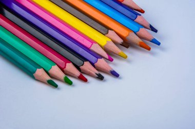 Çok renkli kalemler. Keskinleştirilmiş renkli kalemler. Dalga oluşturan renkli kalemler. Renkli kalemlerin bir görüntüsü..