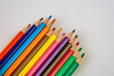 Çok renkli kalemler. Keskinleştirilmiş renkli kalemler. Dalga oluşturan renkli kalemler. Renkli kalemlerin bir görüntüsü..