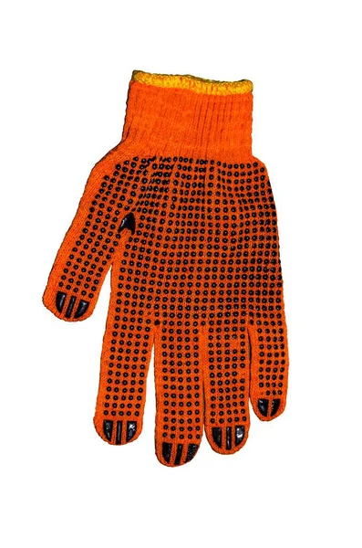 Turuncu iş eldivenleri bahçedeki ahşap bir tahtanın üzerinde duruyor. Beyaz arka planda izole edilmiş turuncu iş eldivenleri.