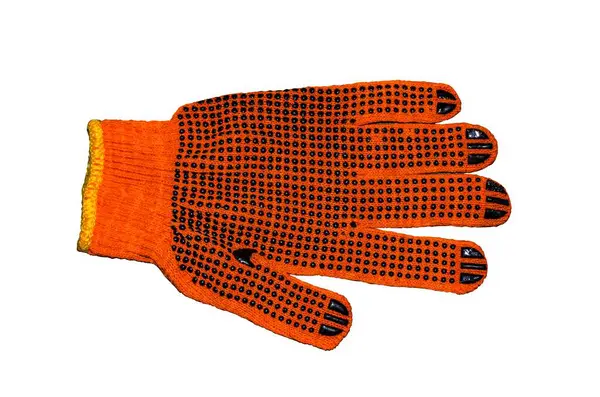 Turuncu iş eldivenleri bahçedeki ahşap bir tahtanın üzerinde duruyor. Beyaz arka planda izole edilmiş turuncu iş eldivenleri.