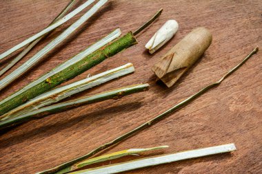 Söğüt çubuklarını sepet ve sanat ürünleri dokumak için ince şeritlere ayırma işlemi. Asmanın çubuklarını kırmak için tahta sütunlar..