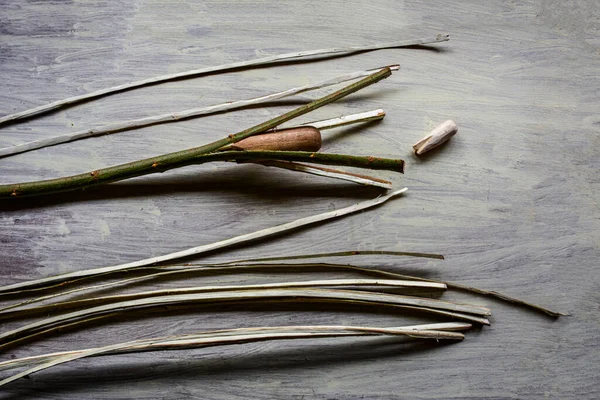 Söğüt çubuklarını sepet ve sanat ürünleri dokumak için ince şeritlere ayırma işlemi. Asmanın çubuklarını kırmak için tahta sütunlar..