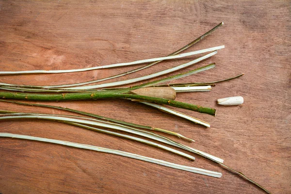 Söğüt çubuklarını sepet ve sanat ürünleri dokumak için ince şeritlere ayırma işlemi. Asmanın çubuklarını kırmak için tahta sütunlar..