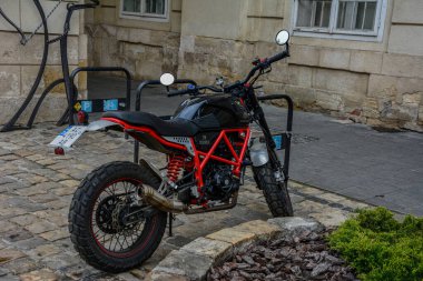 Şehir Lviv.Ukrayna. Mayıs 2022 off-road motorize karıştırıcı 250 park yerinde..
