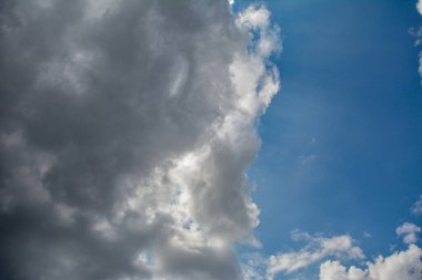 bulutlar ve güneş yansıma ile mavi gökyüzü. Yaz aylarında gündüz parlak güneş parlar