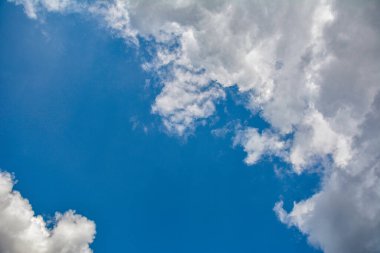 bulutlar ve güneş yansıma ile mavi gökyüzü. Yaz aylarında gündüz parlak güneş parlar