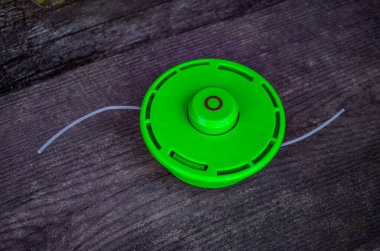 Kesici için çalışan bobin, kabloyla dolu, ahşap arka plan üzerinde çalışmaya hazır, yakın plan.