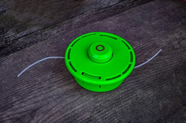 Kesici için çalışan bobin, kabloyla dolu, ahşap arka plan üzerinde çalışmaya hazır, yakın plan.