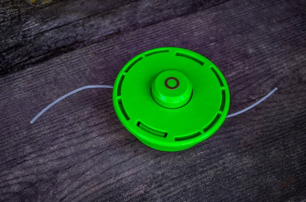 Kesici için çalışan bobin, kabloyla dolu, ahşap arka plan üzerinde çalışmaya hazır, yakın plan.