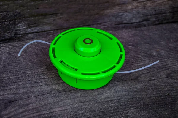 Kesici için çalışan bobin, kabloyla dolu, ahşap arka plan üzerinde çalışmaya hazır, yakın plan.