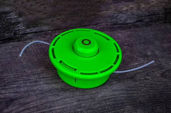 Kesici için çalışan bobin, kabloyla dolu, ahşap arka plan üzerinde çalışmaya hazır, yakın plan.