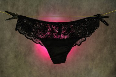 Nakit para ve yatakta siyah kadın iç çamaşırı. Ticari cinsel hizmet kavramı