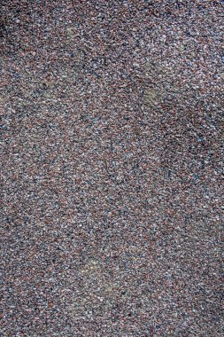 Evin çatısını nemden ve yağmurdan korumak için taş parçacıklarla kaplanmış dairesel malzeme dokusu, çatı kaplaması..