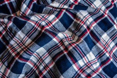 Kumaş dokusu geniş, soyut bir çizim. Parlak büyük ve siyah hipster tarzı kareler..