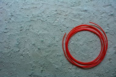 Beyaz arkaplanda çim biçme makinesi için bir budama hattı..