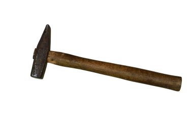 Antika çekiç ve paslı masa üstüne çivi çakılmış düz yatıyordu. Yıpranmış yüzeyde çekiç..