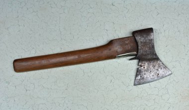 Balta tahtaya saplanmış. Bahçedeki paslı balta. .