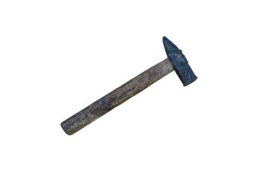 Marangoz atölyesinde çok sayıda eski çekiç. Kırsal Ahşap Arkaplanda eski çekiçler. Beyaz arka planda izole edilmiş eski çekiç.