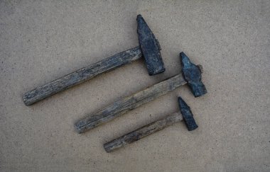 Marangozluk atölyesinde çok sayıda eski çekiç var. .