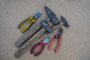 Çalışma Aletleri Atölyesinde Yakın Çekim Paslı eski çiviler, ahşap arka planda çekiç .