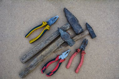 Çalışma Aletleri Atölyesinde Yakın Çekim Paslı eski çiviler, ahşap arka planda çekiç .