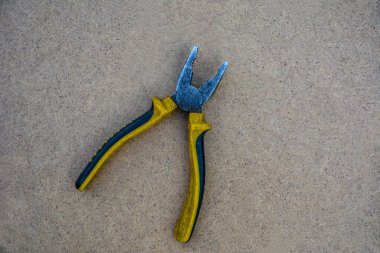 Paslı kerpeten. Bulanık doğal arka planda eski paslı pense açık. Eski bir çalışma aracı. Seçici yumuşak odaklanma. Resmi kapat.