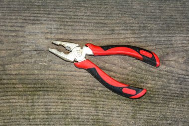 Paslı kerpeten. Bulanık doğal arka planda eski paslı pense açık. Eski bir çalışma aracı. Seçici yumuşak odaklanma. Resmi kapat.