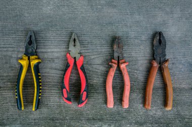 Paslı kerpeten. Bulanık doğal arka planda eski paslı pense açık. Eski bir çalışma aracı. Seçici yumuşak odaklanma. Resmi kapat.