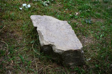 Büyük doğal taşlar park heykelinin bir elementi olarak kullanılır..