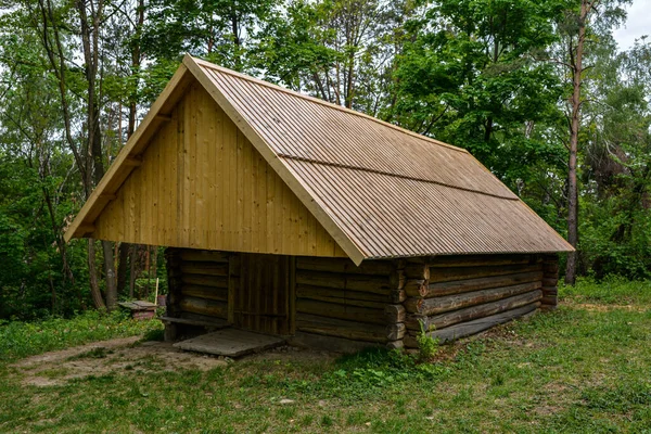 Dřevěný Dům Lese Starý Dřevěný Dům Uprostřed Lesu Starý Dřevěný — Stock fotografie