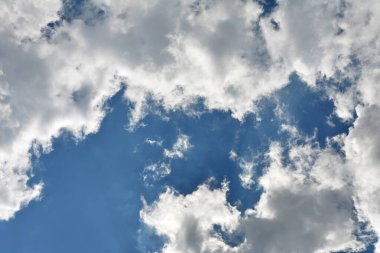 bulutlar ve güneş yansıma ile mavi gökyüzü. Yaz aylarında gündüz parlak güneş parlar