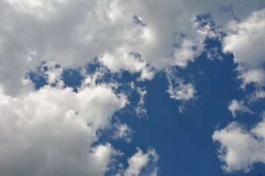 bulutlar ve güneş yansıma ile mavi gökyüzü. Yaz aylarında gündüz parlak güneş parlar