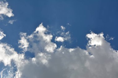 bulutlar ve güneş yansıma ile mavi gökyüzü. Yaz aylarında gündüz parlak güneş parlar