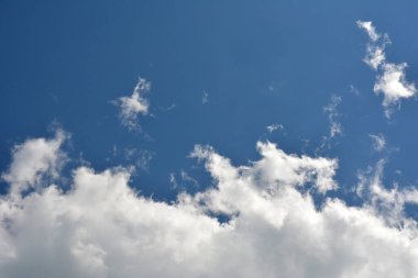 bulutlar ve güneş yansıma ile mavi gökyüzü. Yaz aylarında gündüz parlak güneş parlar