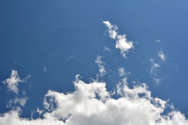 bulutlar ve güneş yansıma ile mavi gökyüzü. Yaz aylarında gündüz parlak güneş parlar