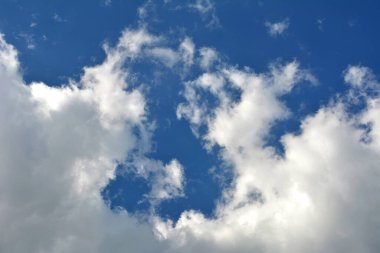 bulutlar ve güneş yansıma ile mavi gökyüzü. Yaz aylarında gündüz parlak güneş parlar