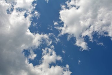 bulutlar ve güneş yansıma ile mavi gökyüzü. Yaz aylarında gündüz parlak güneş parlar