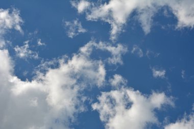 bulutlar ve güneş yansıma ile mavi gökyüzü. Yaz aylarında gündüz parlak güneş parlar