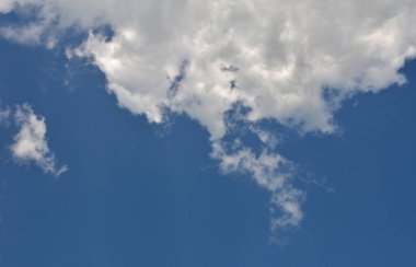 bulutlar ve güneş yansıma ile mavi gökyüzü. Yaz aylarında gündüz parlak güneş parlar