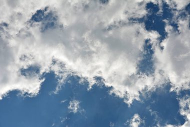 bulutlar ve güneş yansıma ile mavi gökyüzü. Yaz aylarında gündüz parlak güneş parlar