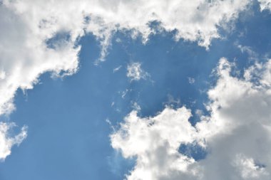 bulutlar ve güneş yansıma ile mavi gökyüzü. Yaz aylarında gündüz parlak güneş parlar