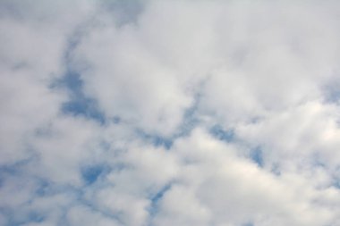 bulutlar ve güneş yansıma ile mavi gökyüzü. Yaz aylarında gündüz parlak güneş parlar