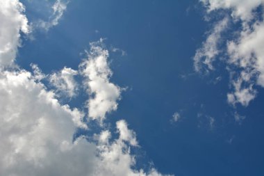 bulutlar ve güneş yansıma ile mavi gökyüzü. Yaz aylarında gündüz parlak güneş parlar